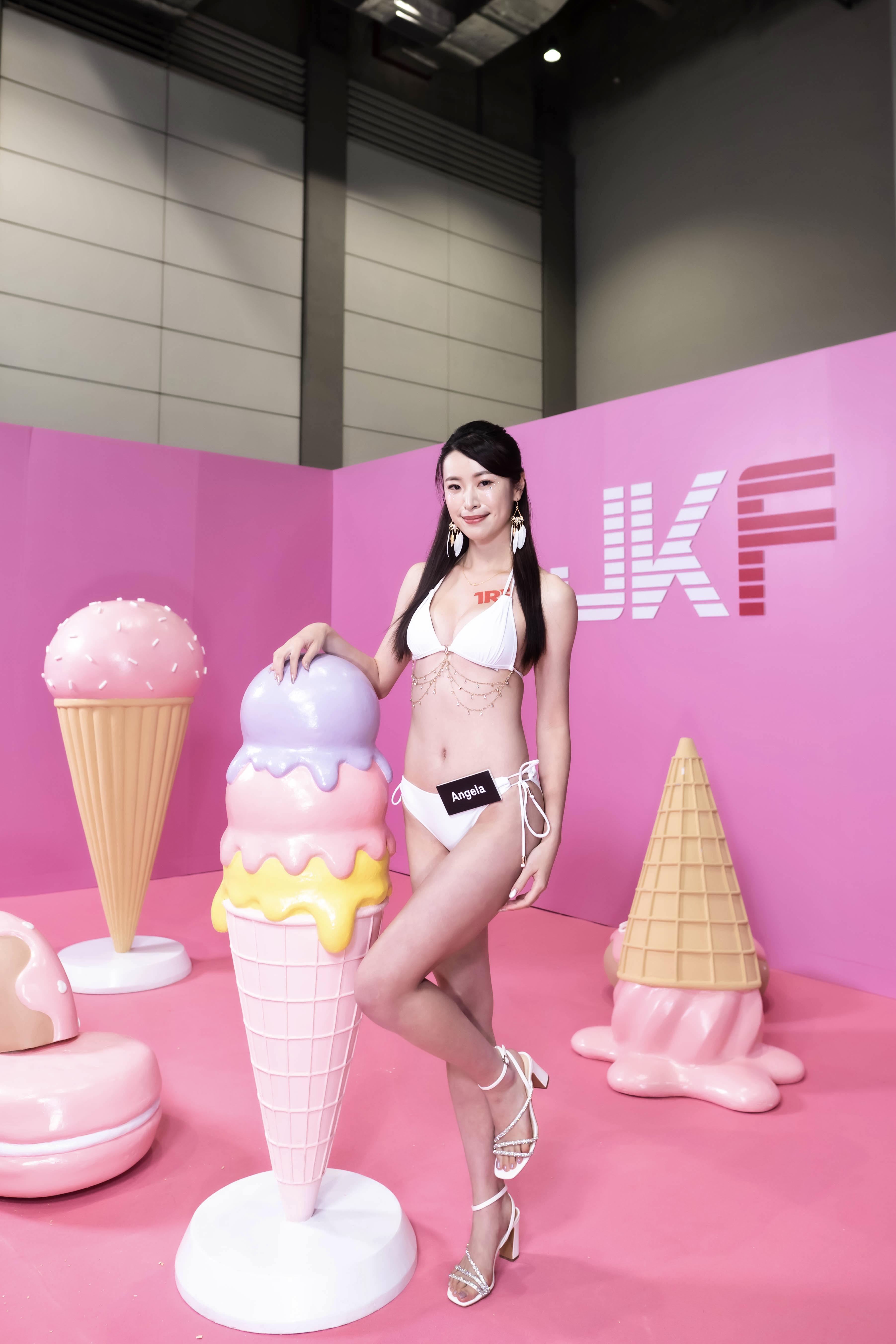 Angela 的封面照